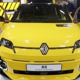 La progression des véhicules électriques menace des emplois. Ici, une Renault R5 E-Tech électrique. (archive) KEYSTONE/EPA/TOMS KALNINS